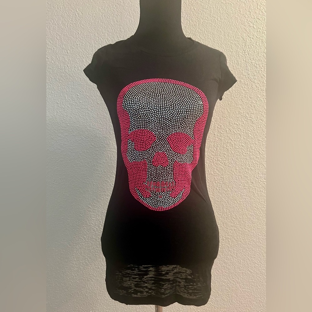 e.evil
Edgy Black Tee with Pink Skull Design